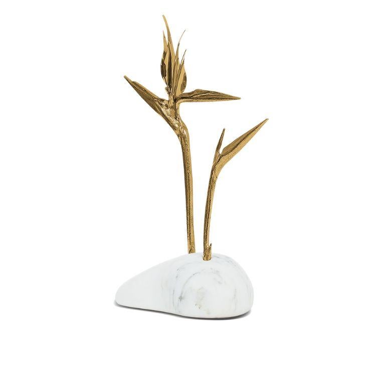 Inspired by the intricate beauty of nature's floral wonders, Pétrea pays homage to the enchanting Strelitziaceae family. This oversized sculpture is an exquisite embodiment of artistic design, meticulously crafted to be a sensory masterpiece that