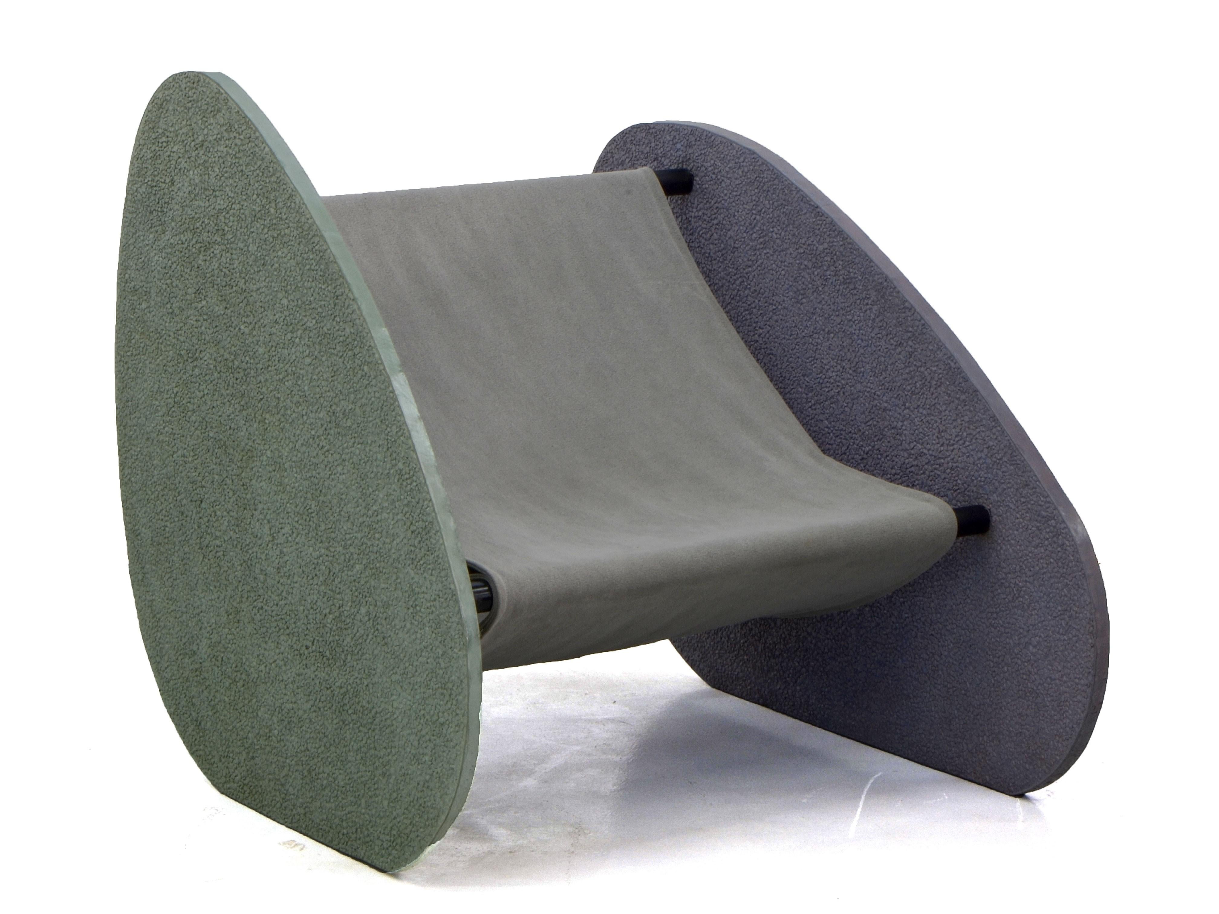 Le design du fauteuil Pétrea rend hommage à la tradition moderne du milieu du siècle de l'architecture brésilienne en faisant allusion à l'un de ses matériaux les plus utilisés, à savoir le béton. Mais aujourd'hui, c'est le canal et le polymère