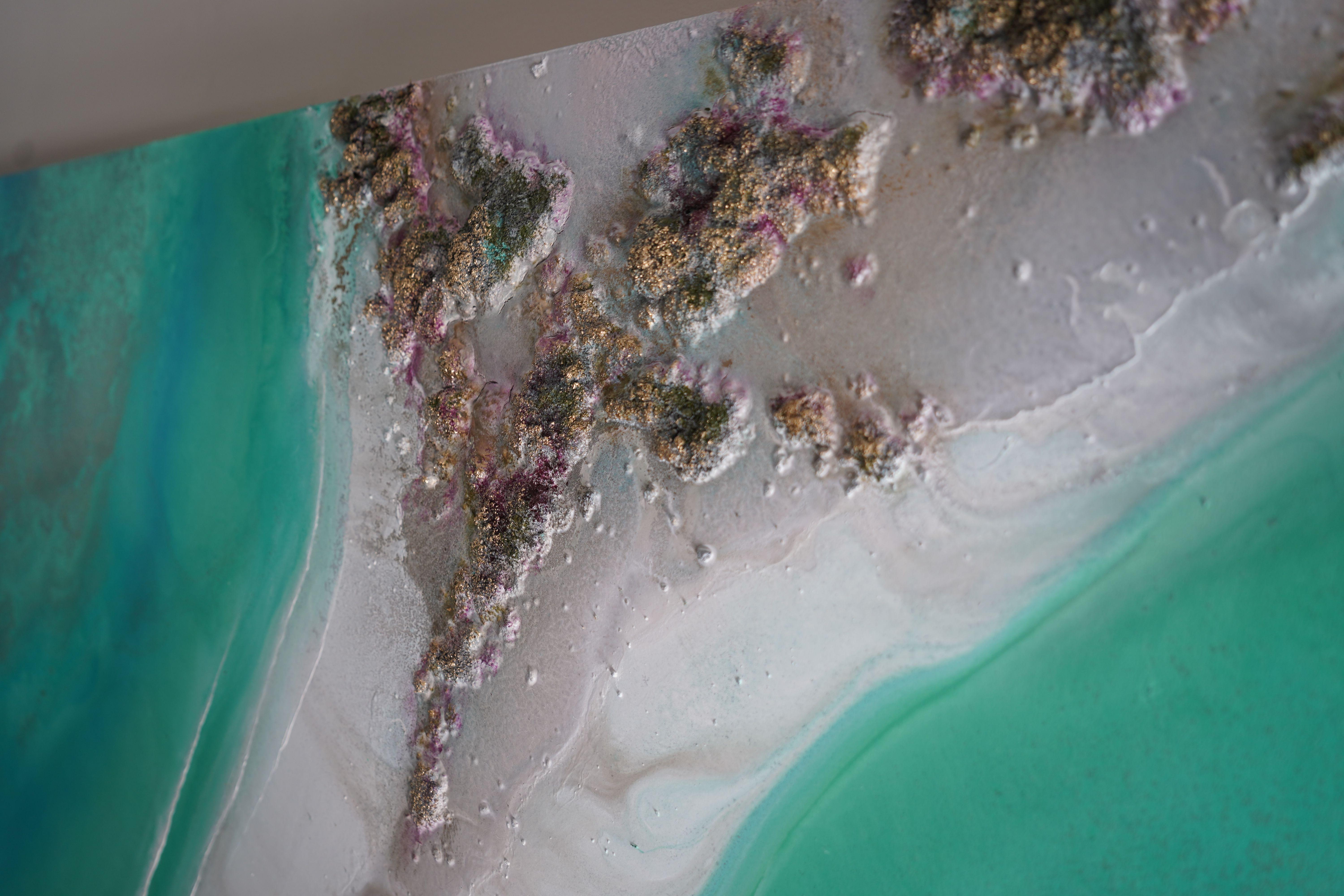 Coral Reef Symphony est une vue aérienne en trois dimensions d'une zone de la Grande Barrière de Corail.    Pour voir de plus près les détails de cette pièce, visionnez la vidéo ci-dessous.    Détaillé avec des encres de couleur à pigmentation