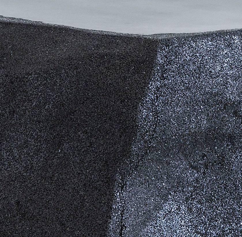 Beistelltisch Petra aus schwarzem Zement und schwarzer Silica von Fernando Mastrangelo im Zustand „Neu“ im Angebot in Brooklyn, NY