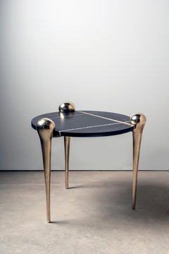 Konekt Petra Beistelltisch mit Sahara Noir-Marmor und Beinen aus Bronzeguss