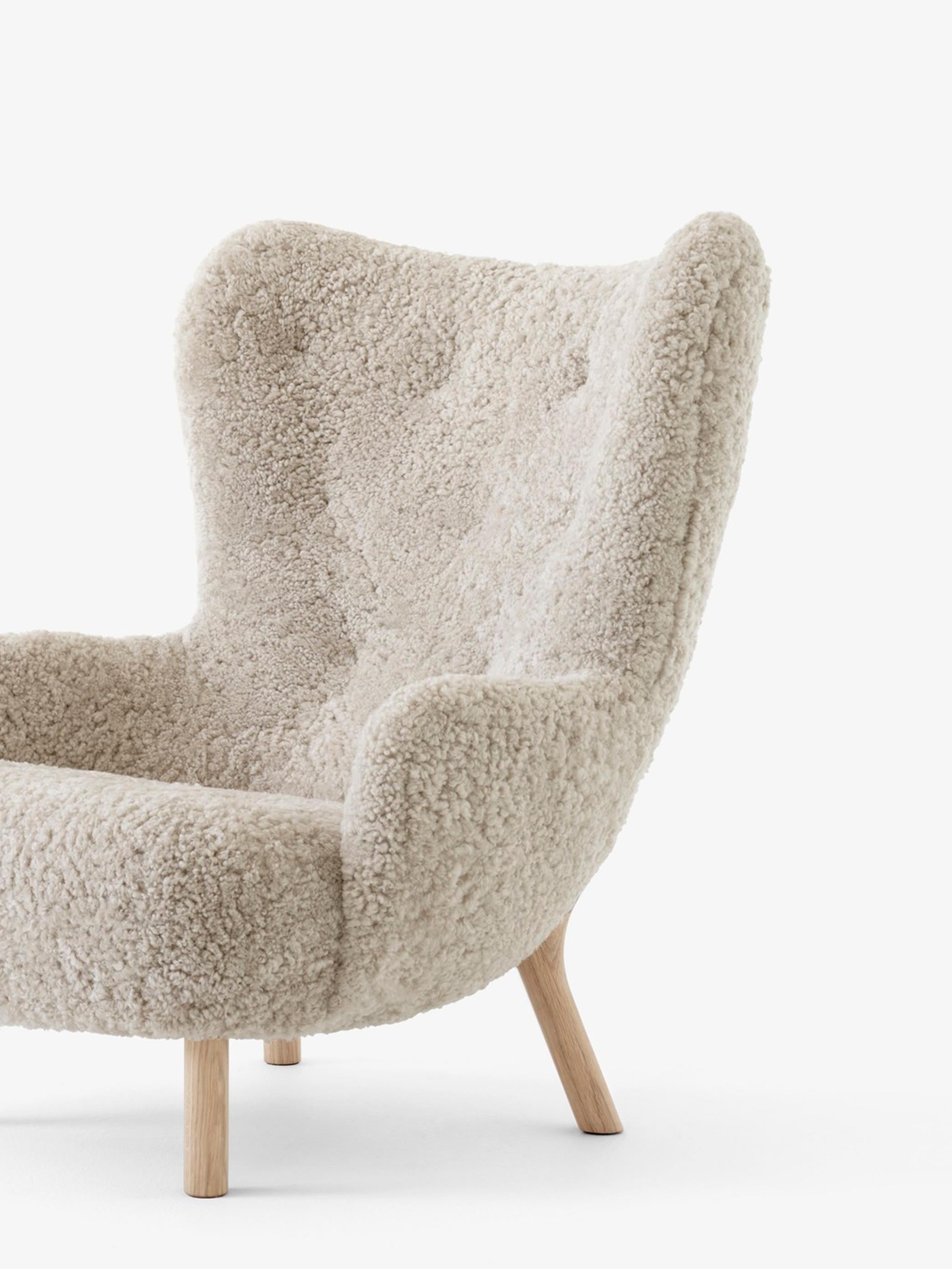 Lituanien Chaise longue Petra VB3 en peau de mouton Moonlight & Oak de Viggo Boesen pour &Tradition en vente