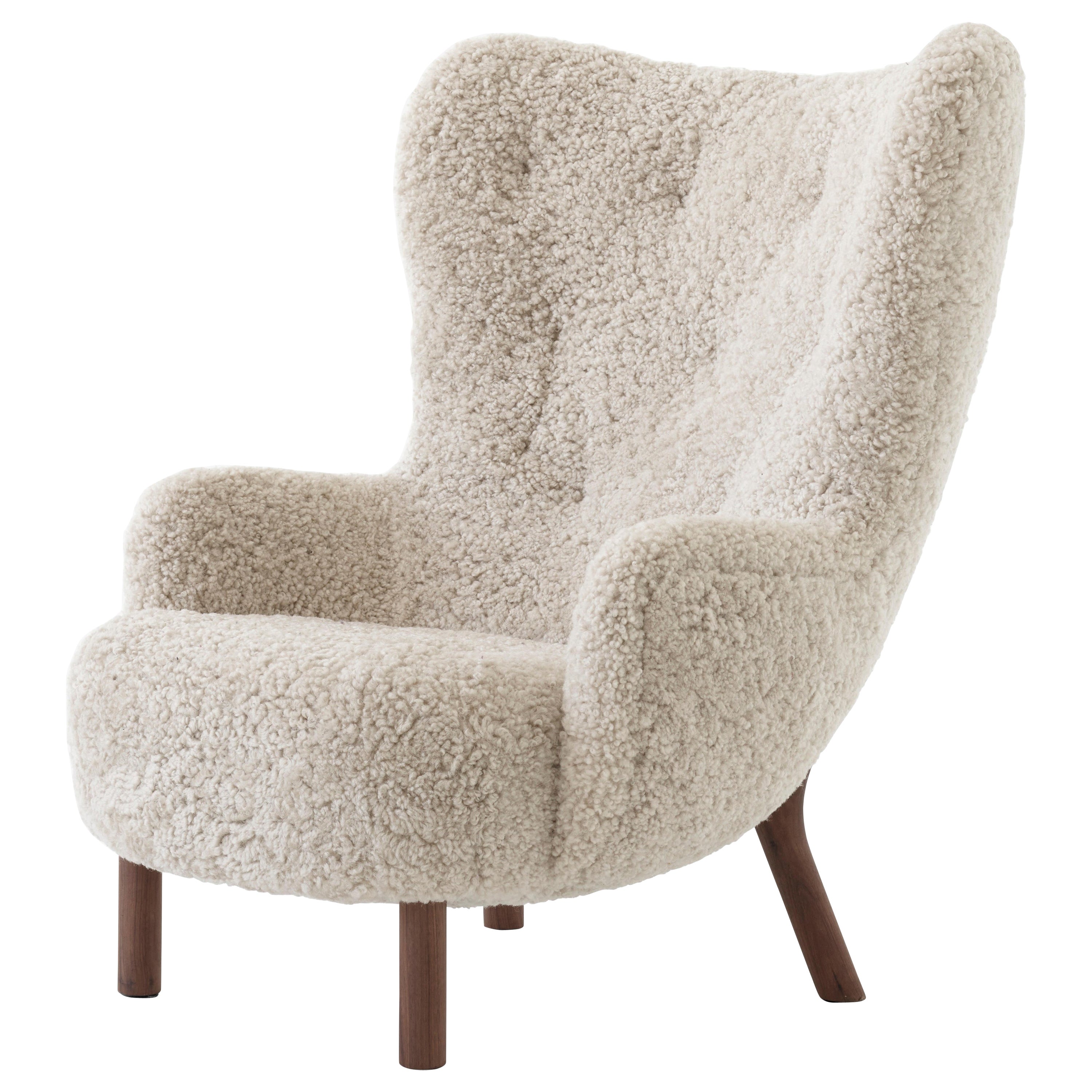 Petra VB3 Loungesessel-Schaffell-Mondlicht und Nussbaum- Viggo Boesen für &Tradition