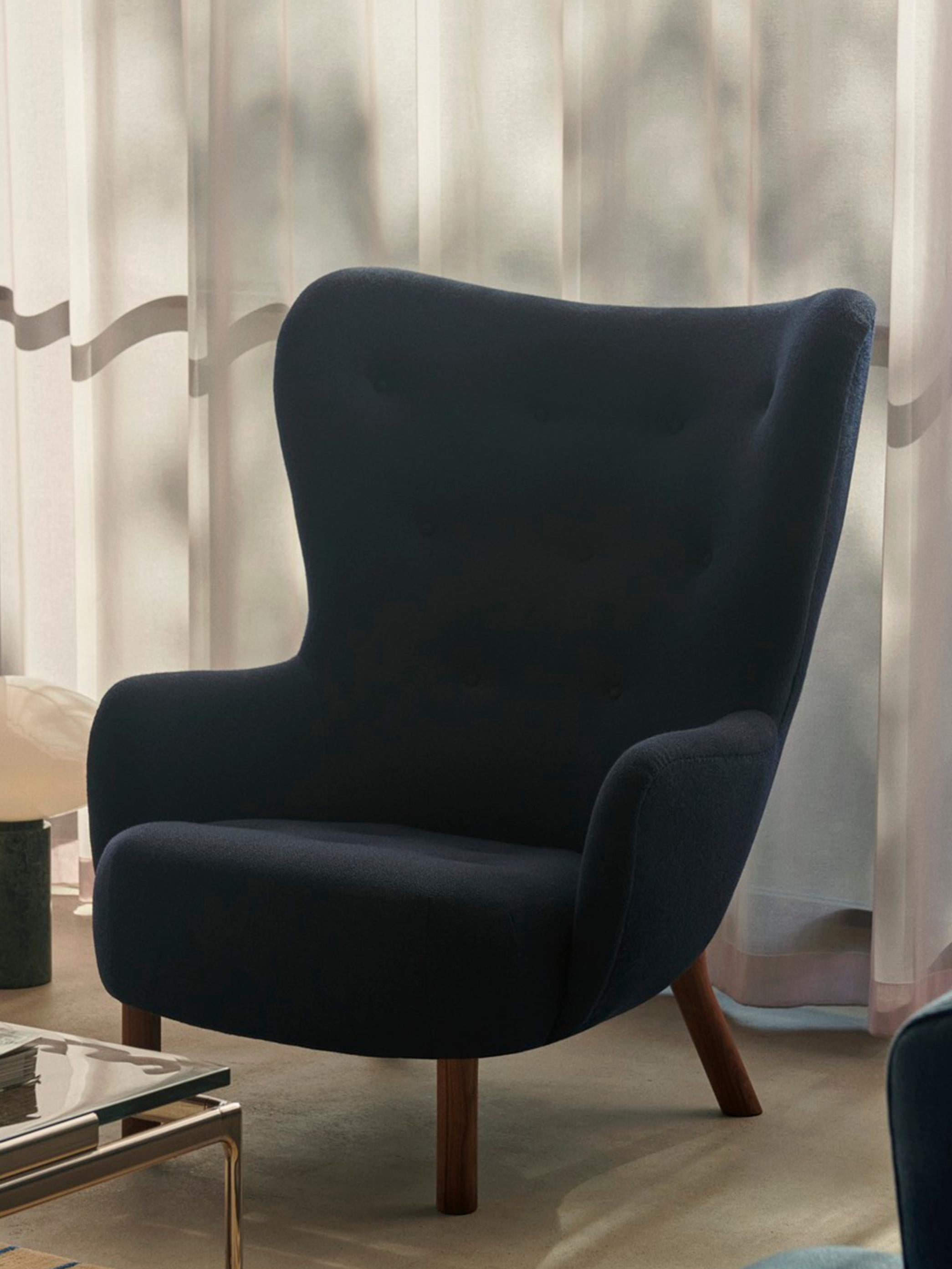 Tissu Petra VB3 Lounge Chair- Vidar554 Fabric Kvadrat & Walnut- by Viggo Boesen for &T en vente