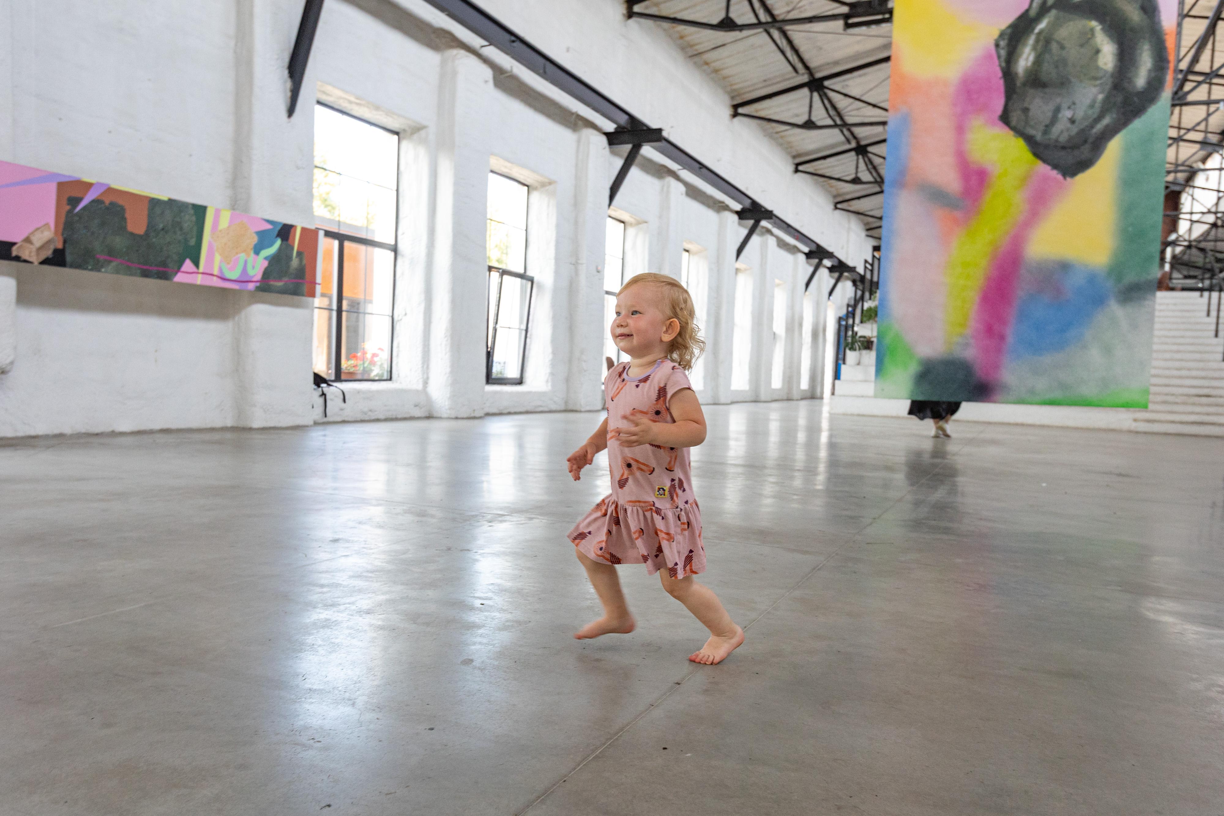 This impressive artwork stands out for its vibrant, explosive colours, which have been brought to life by spraying acrylics onto a large-format canvas. The artist magnifies microscopic details into a monumental form, turning invisible things into a