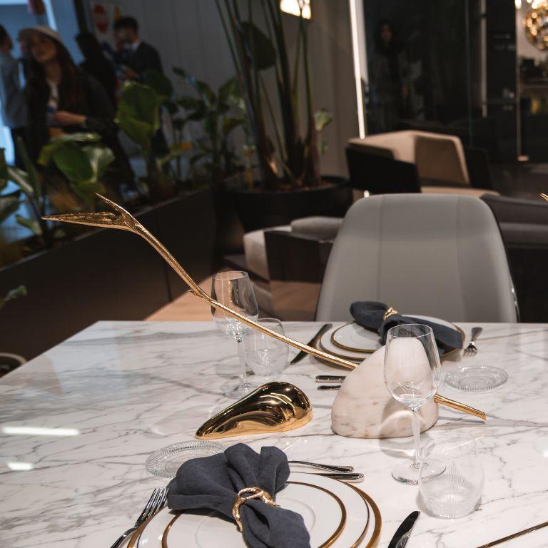 Intagliato a mano Scultura floreale Pétrea I - Perfetto centrotavola e elemento decorativo in vendita