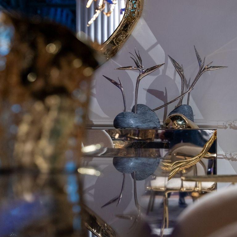 Portugais Pétrea I - Centre de table floral sculptural en Botticino et finition nickel en vente