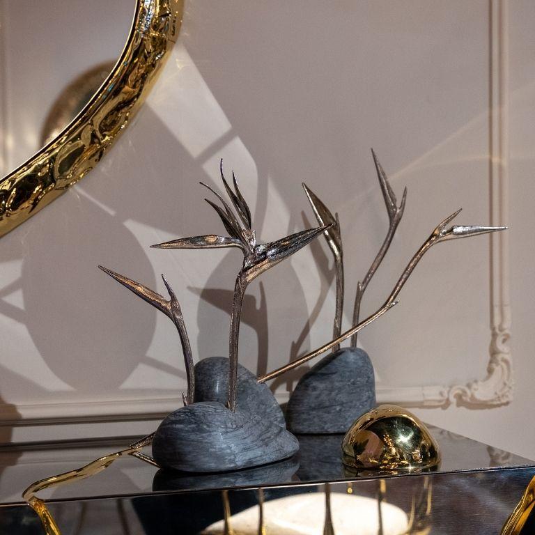 Fait main Pétrea I - Centre de table floral sculptural en Botticino et finition nickel en vente
