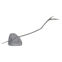 Pétrea I - Centre de table floral sculptural en Botticino et finition nickel