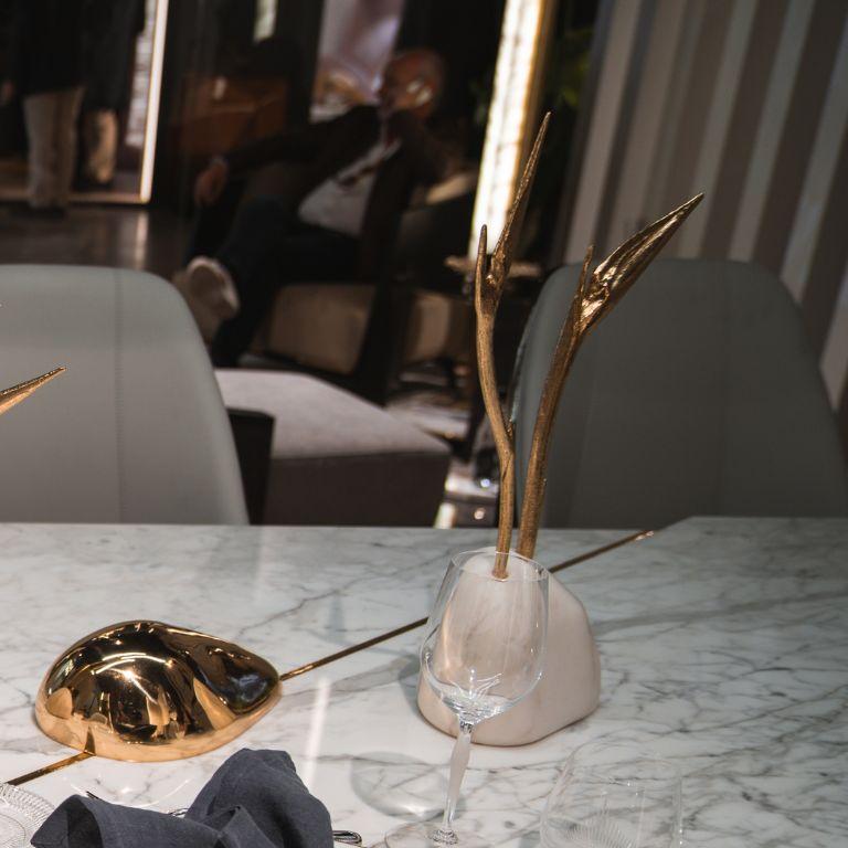 Organico moderno Pétrea II: Scultura floreale di grandi dimensioni - Centrotavola perfetto ed elemento decorativo in vendita