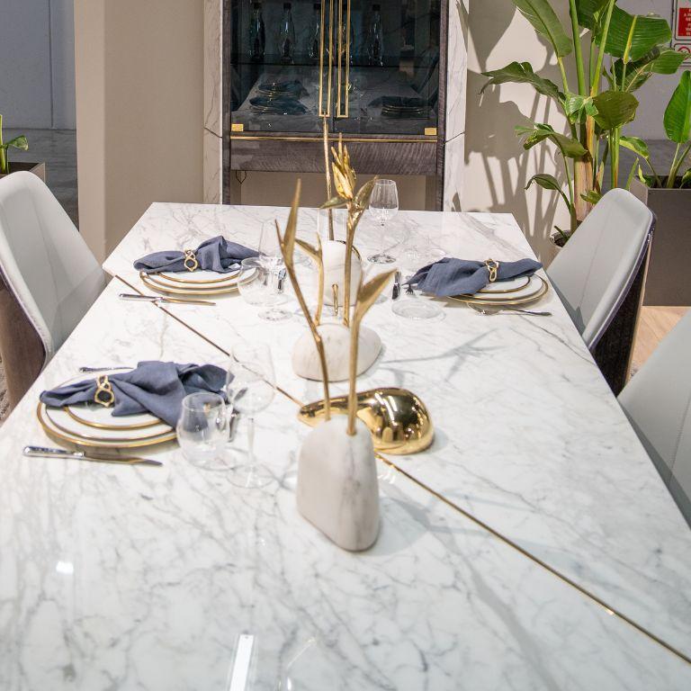 Polacco Pétrea II: Scultura floreale di grandi dimensioni - Centrotavola perfetto ed elemento decorativo in vendita
