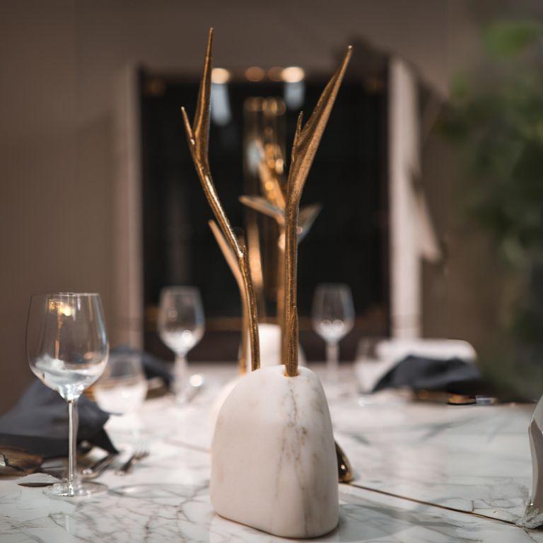XXI secolo e contemporaneo Pétrea II: Scultura floreale di grandi dimensioni - Centrotavola perfetto ed elemento decorativo in vendita
