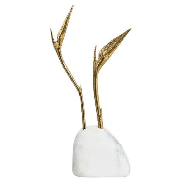 Pétrea II – Sculptural Floral Centerpiece with Decorative Presence