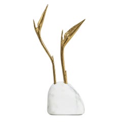 Pétrea II – Sculptural Floral Centerpiece with Decorative Presence