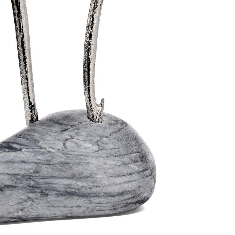Voici Pétrea III, une sculpture à grande échelle à couper le souffle qui incarne le mélange harmonieux de l'élégance de la nature et de l'art magistral. Réalisée en marbre Botticino et en laiton poli, cette pièce extraordinaire s'inspire de la