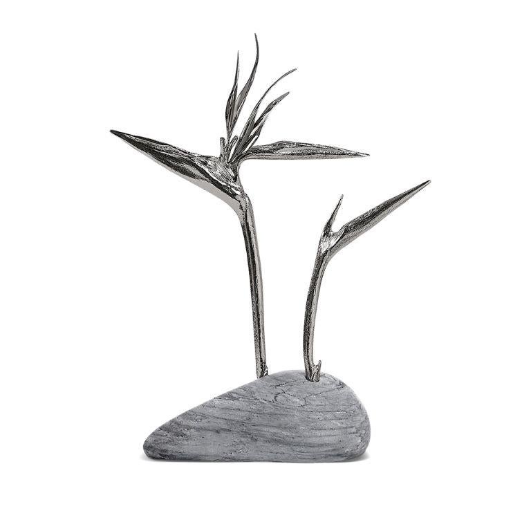 Wir präsentieren Pétrea III, eine atemberaubende Großskulptur, die die Eleganz der Natur und meisterhafte Kunstfertigkeit harmonisch miteinander verbindet. Dieses außergewöhnliche Stück aus exquisitem Botticino-Marmor und poliertem Messing ist von