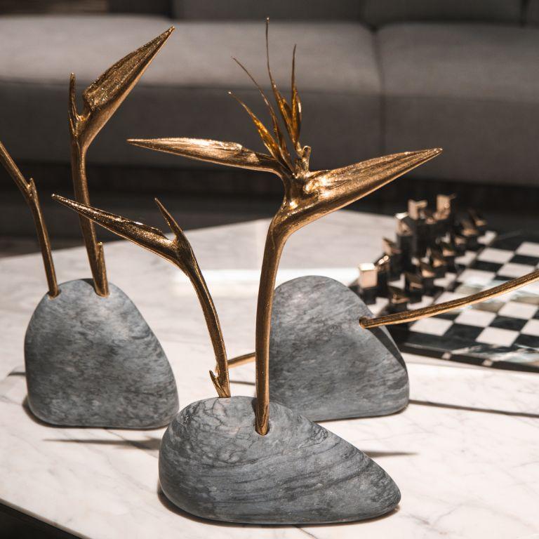 Pétrea III: Blumenskulptur - Perfektes Mittelstück und dekoratives Element (Handgeschnitzt) im Angebot