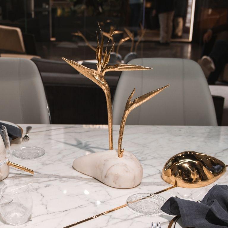 Portugais Pétrea III – Nature-Inspired Marble and Gold Sculpture en vente