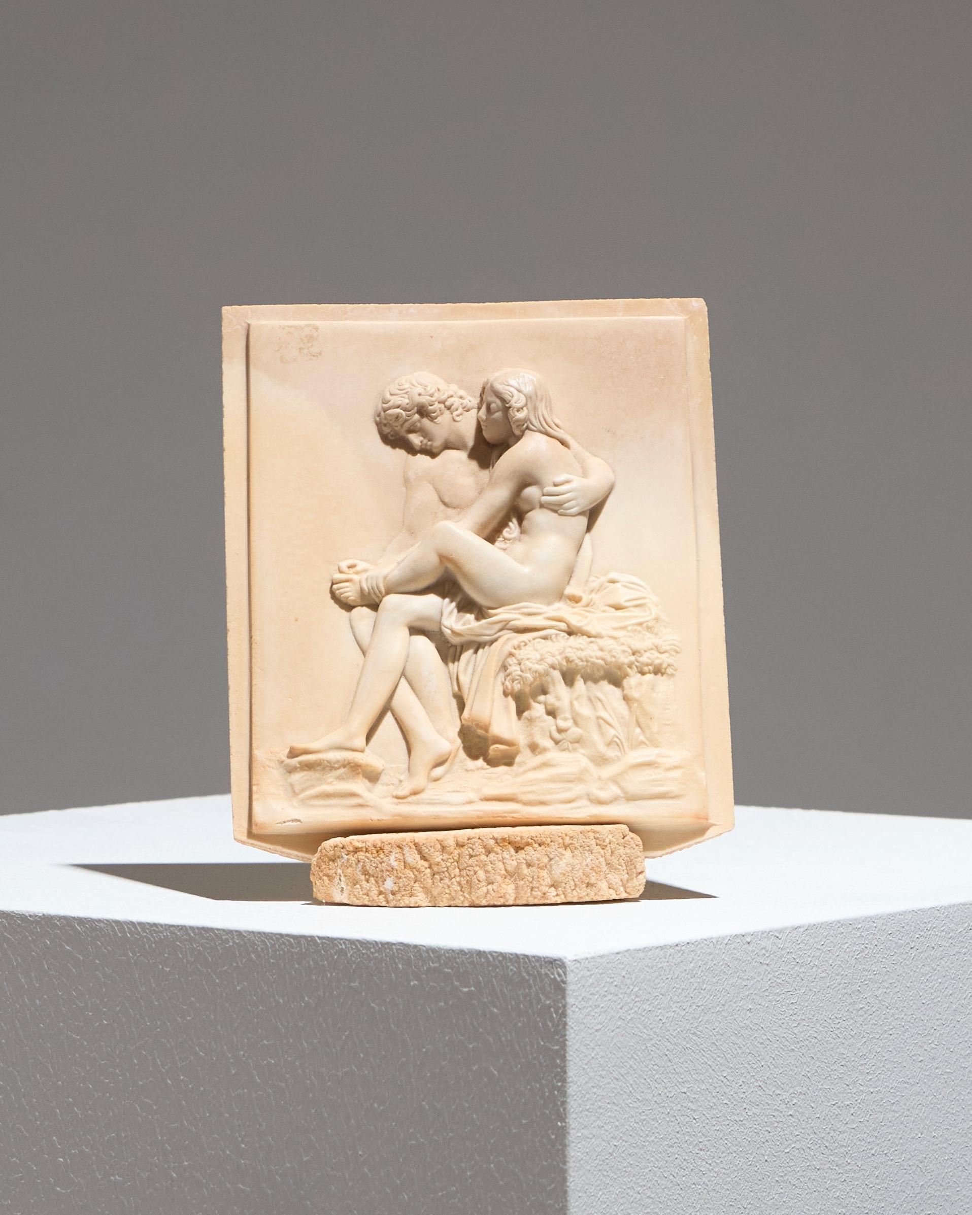 Cadre rectangulaire présentant un bas-relief façonné par le procédé de pétrification dans les eaux calcaires de Savonnières. La scène, finement travaillée, est soulignée par le scintillement naturel des cristaux. Pièce artisanale française en très