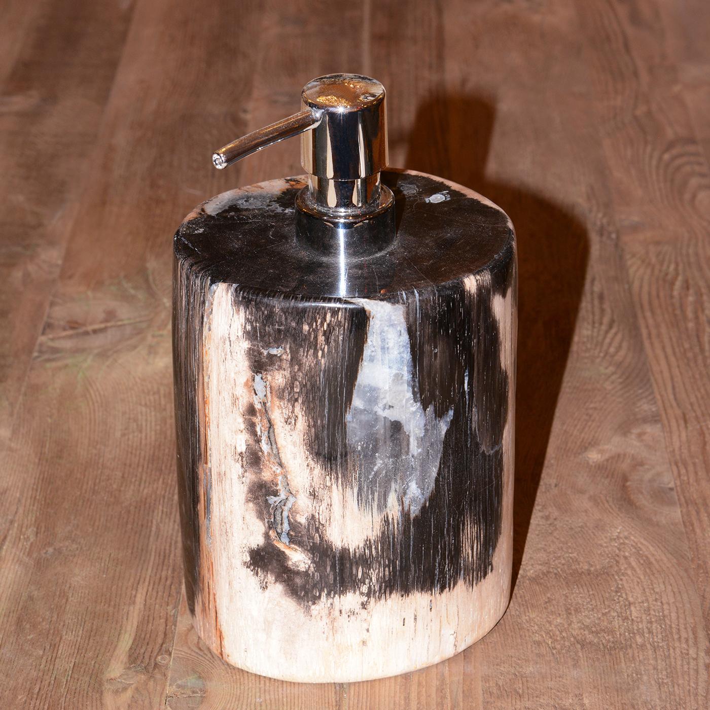 Jabonera Madera Petrificada A con toda la estructura
de madera petrificada maciza y aluminio cromado
tapón dispensador.