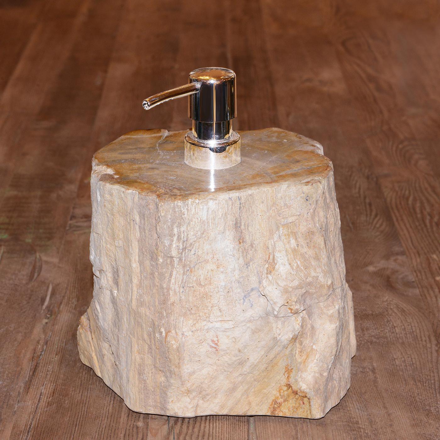 Soap dispenser petrified wood B with all structure
in solid petrified wood and with chromed aluminium
dispensing cap.