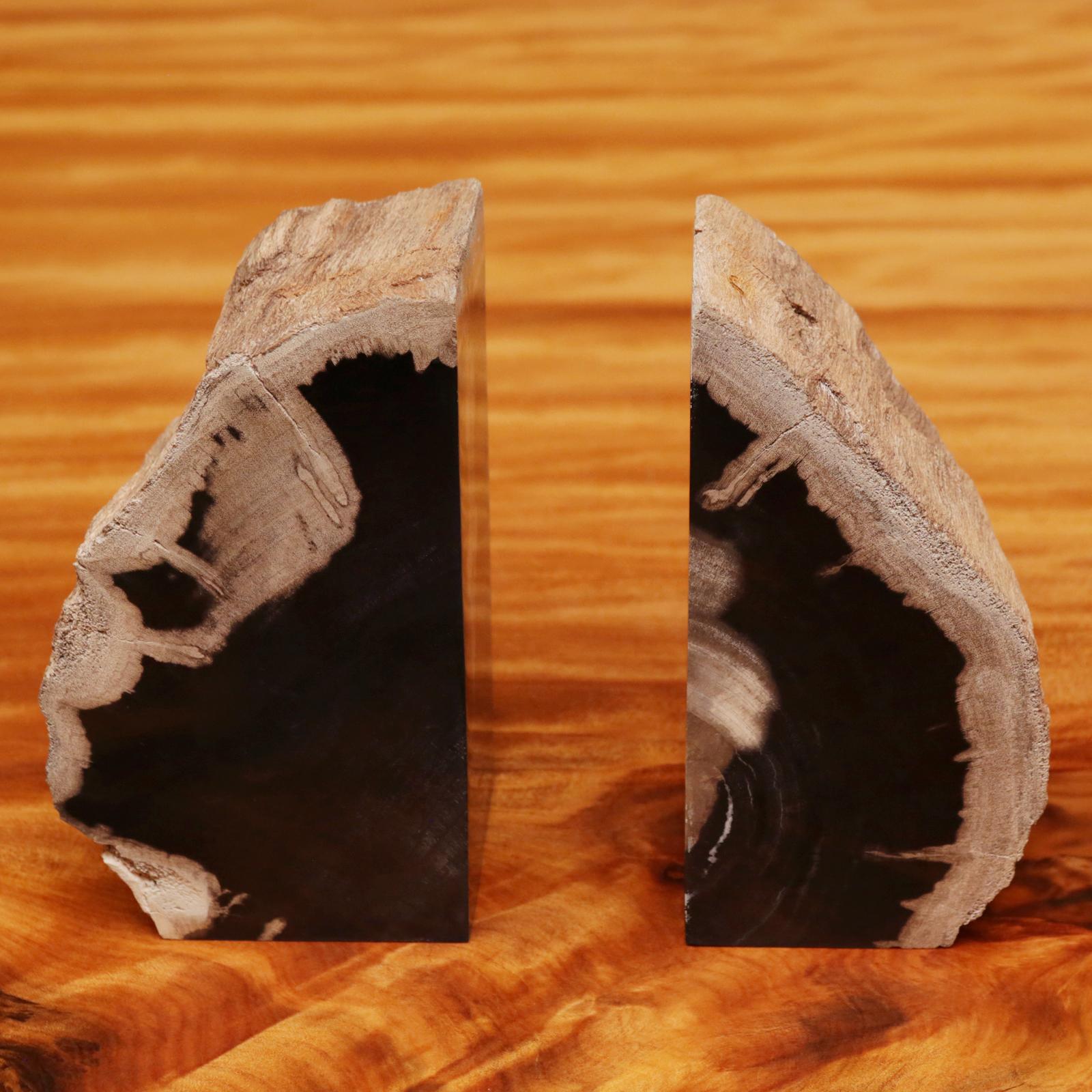 Bookends Petrified wood set of 2 in
solid petrified wood from Indonesia.
Each piece: L 11 x D 8 x H 20cm.