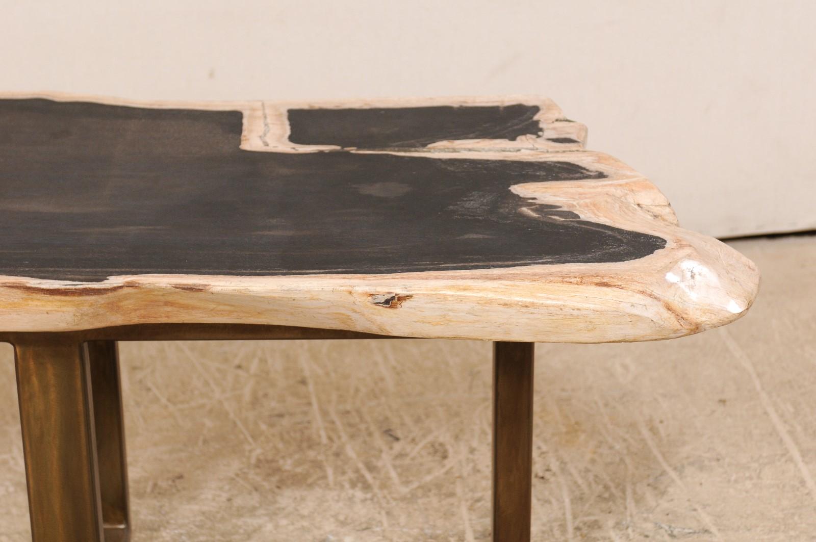 Table basse ou banc en bois pétrifié avec base en métal moderne et élégante en vente 3