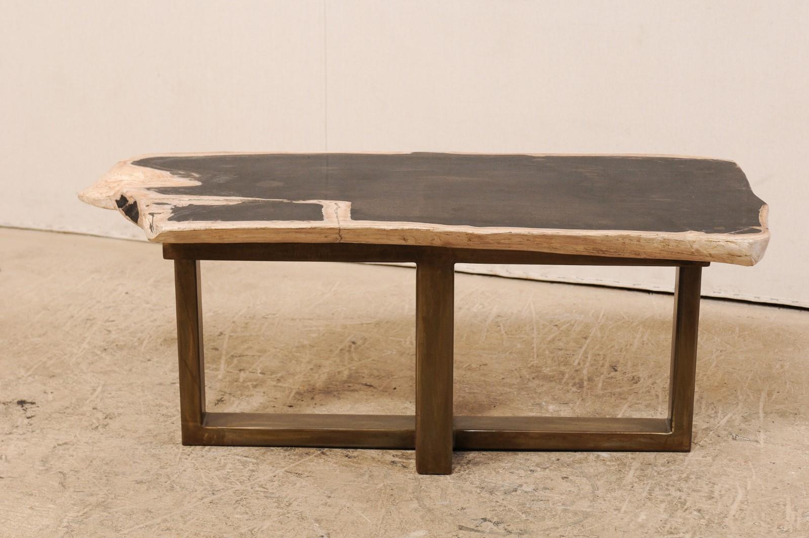 Moderne Table basse ou banc en bois pétrifié avec base en métal moderne et élégante en vente