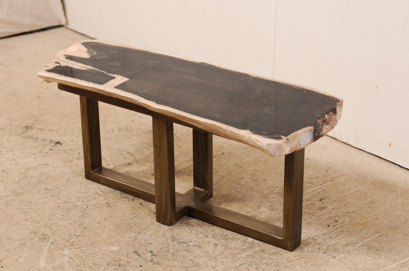 Poli Table basse ou banc en bois pétrifié avec base en métal moderne et élégante en vente