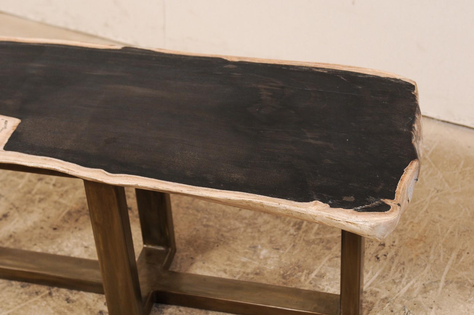 XXIe siècle et contemporain Table basse ou banc en bois pétrifié avec base en métal moderne et élégante en vente