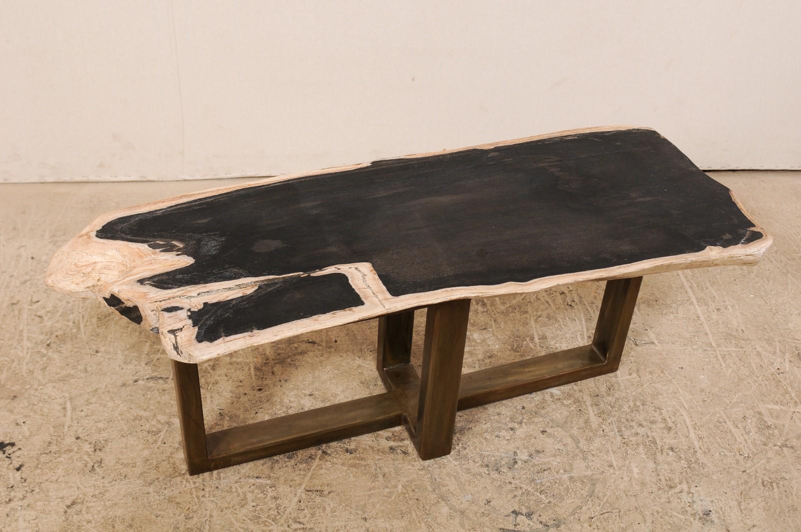 Métal Table basse ou banc en bois pétrifié avec base en métal moderne et élégante en vente