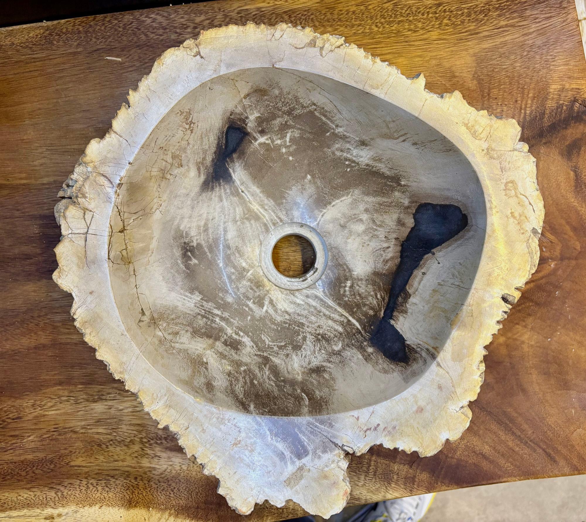 Petit évier en bois pétrifié de très belle qualité. Cet impressionnant évier moderne organique est doté d'une jolie forme ronde et d'une étonnante coloration naturelle dans les tons gris, beige, marron et jaune clair. L'intérieur de l'évier présente