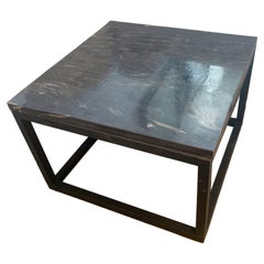 Mesa auxiliar de madera petrificada