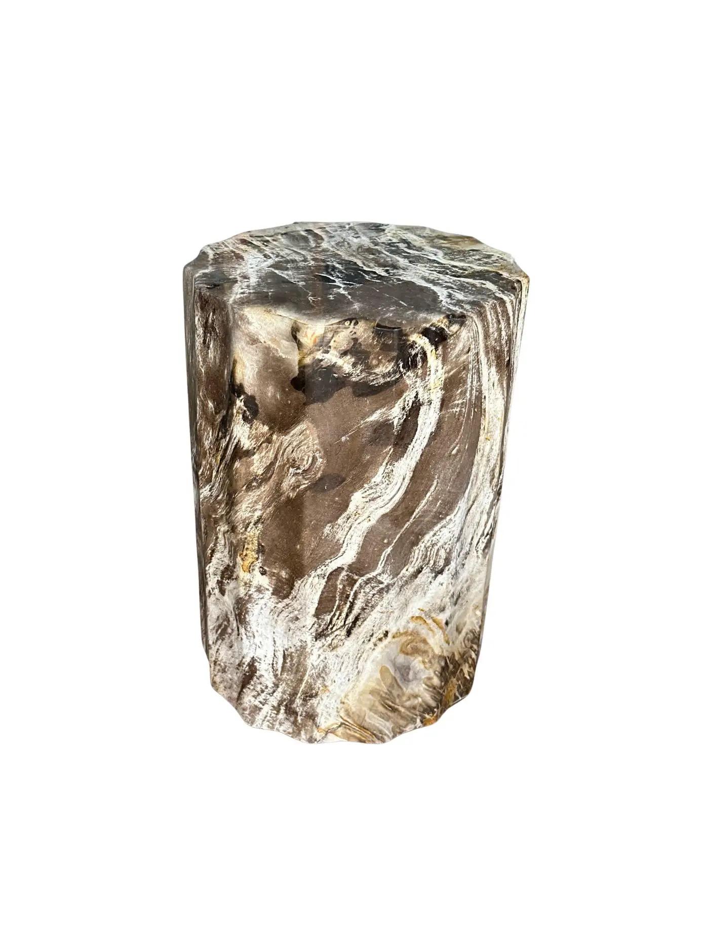 Organique Table d'appoint organique moderne avec détails sculptés et textures étonnantes en vente