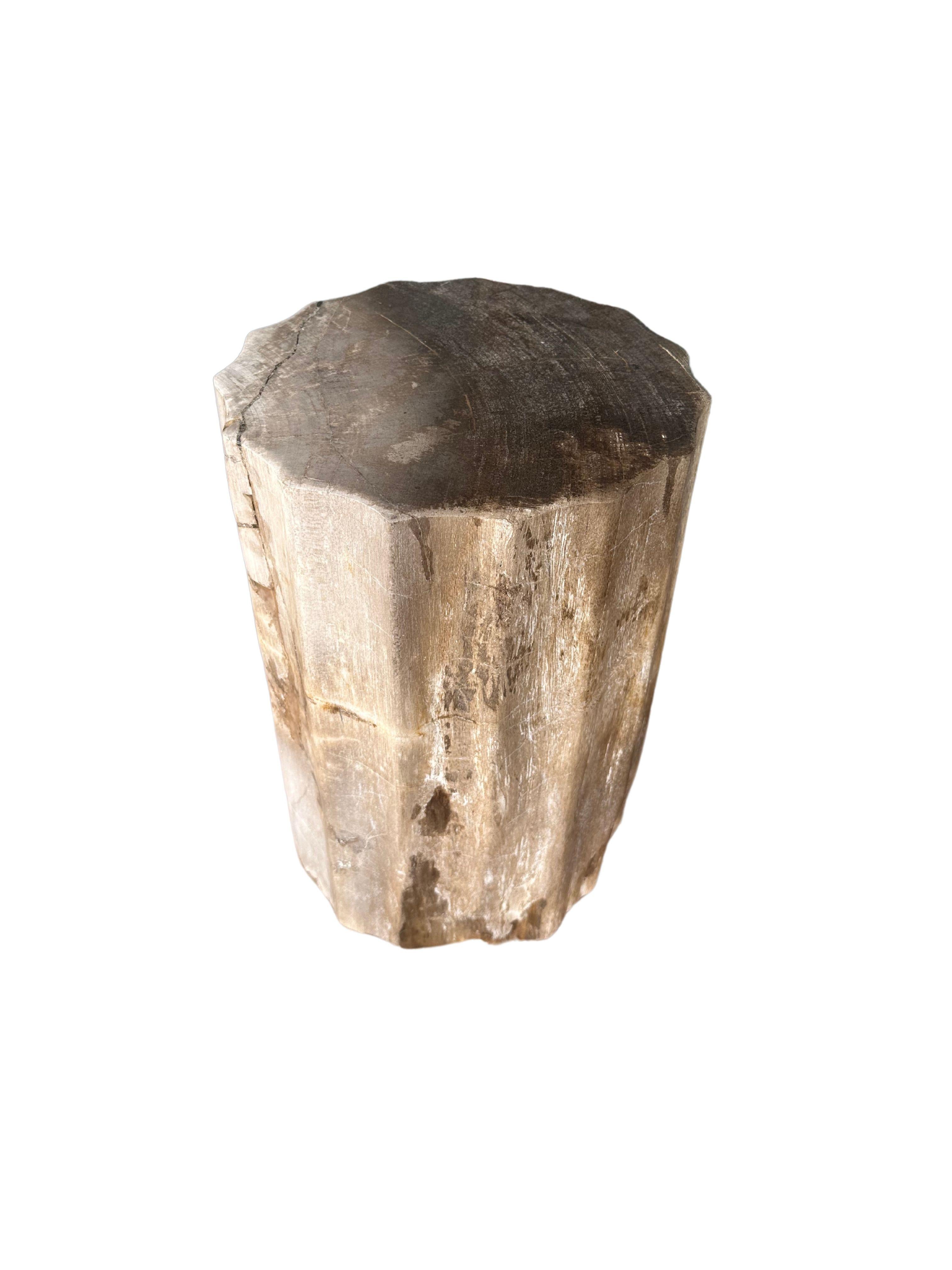 Indonésien Table d'appoint organique moderne avec détails sculptés et textures étonnantes en vente