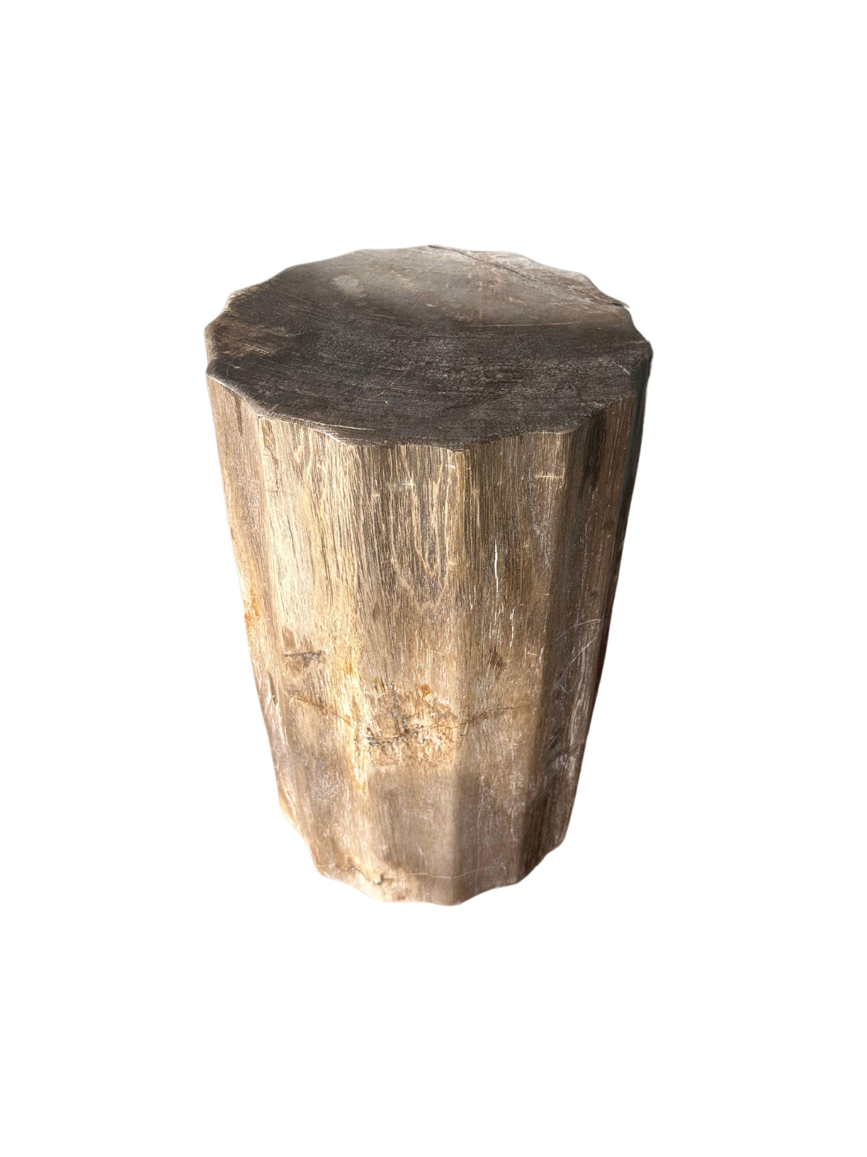 Poli Table d'appoint organique moderne avec détails sculptés et textures étonnantes en vente