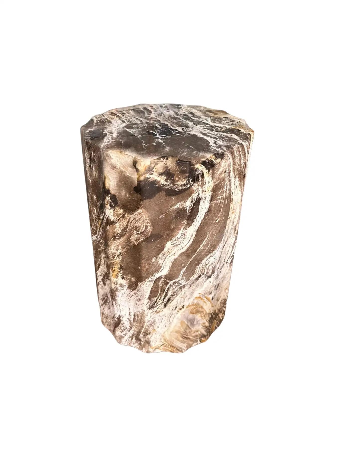 Poli Table d'appoint organique moderne avec détails sculptés et textures étonnantes en vente