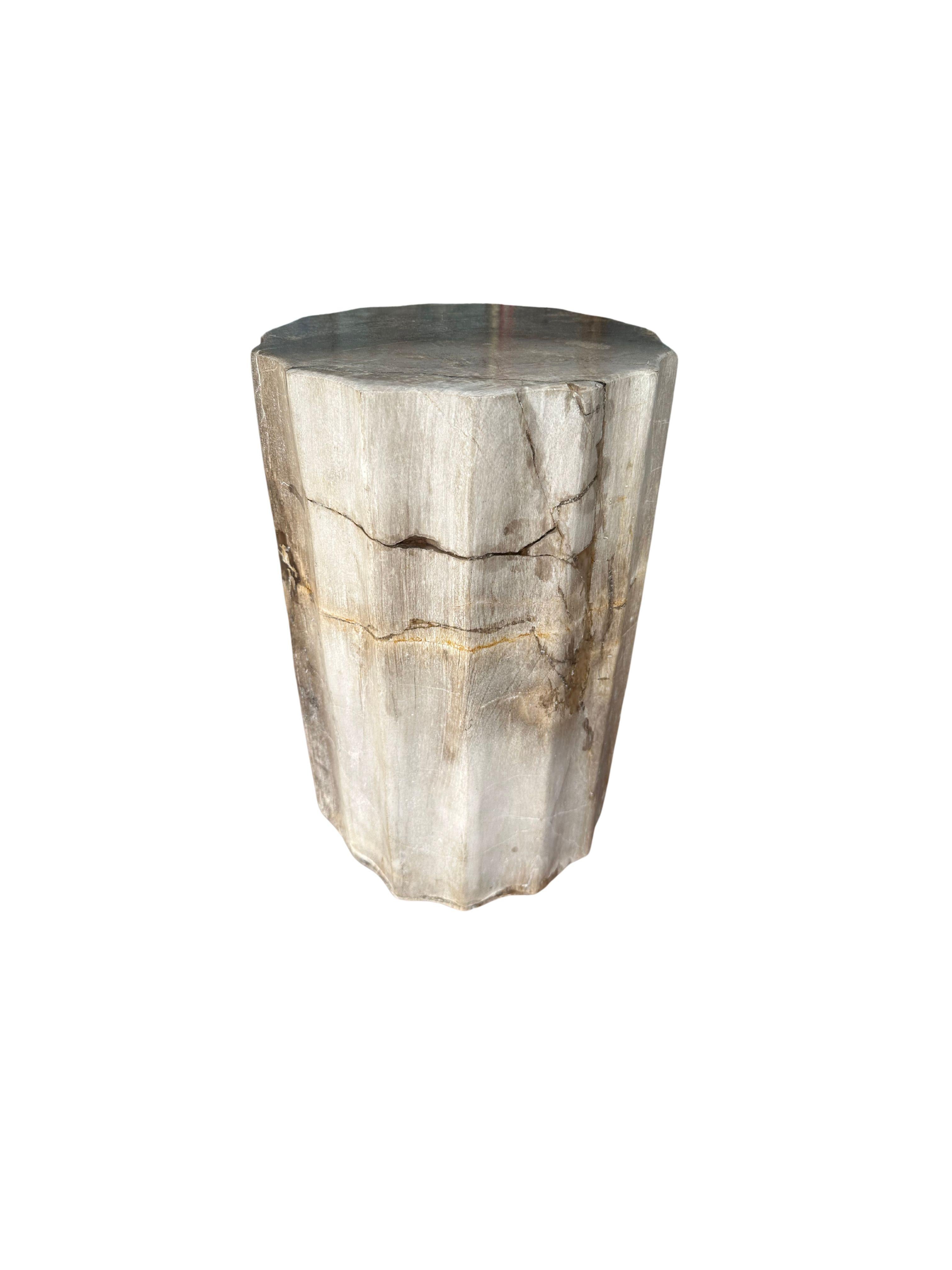 XXIe siècle et contemporain Table d'appoint organique moderne avec détails sculptés et textures étonnantes en vente