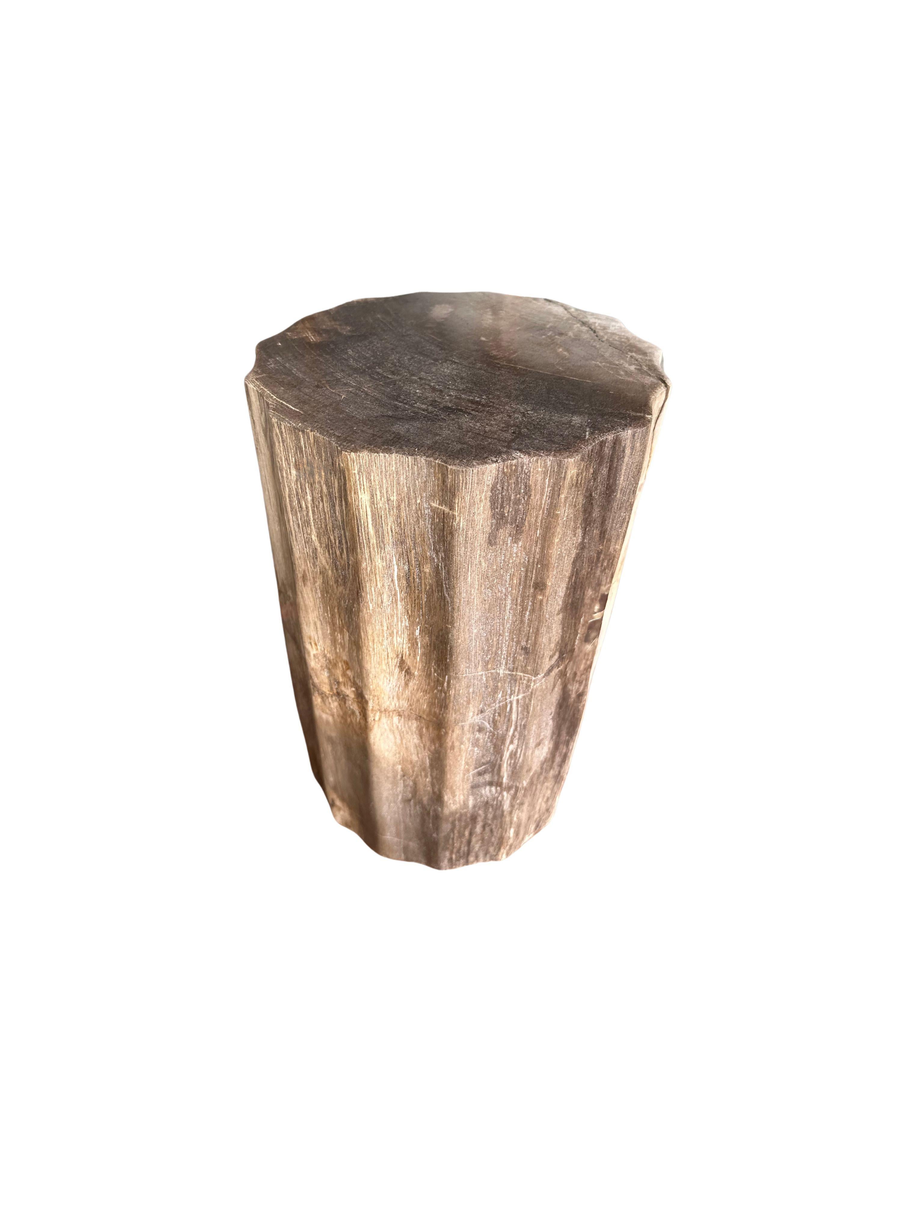 Table d'appoint organique moderne avec détails sculptés et textures étonnantes en vente 1