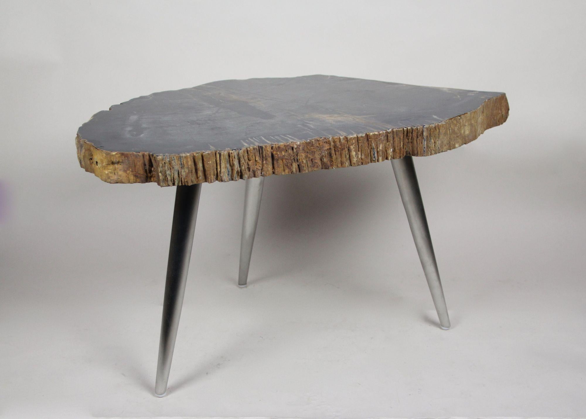 Beistelltisch aus versteinertem Holz mit Edelstahlfüßen, organisch-modern, IDN 2021 im Angebot 3