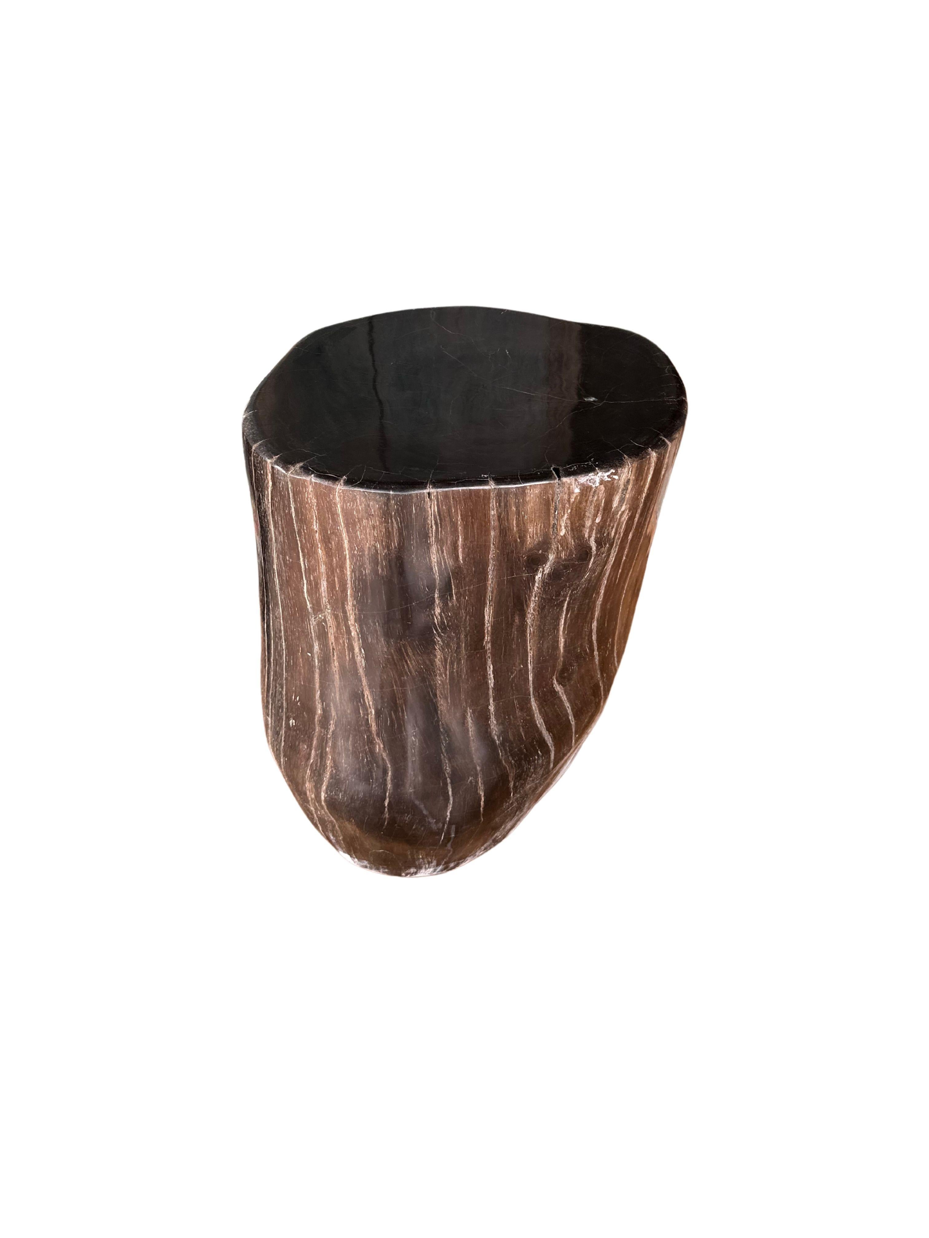 Organique Table d'appoint en Wood Wood pétrifié avec des textures étonnantes, The Modern Organic en vente