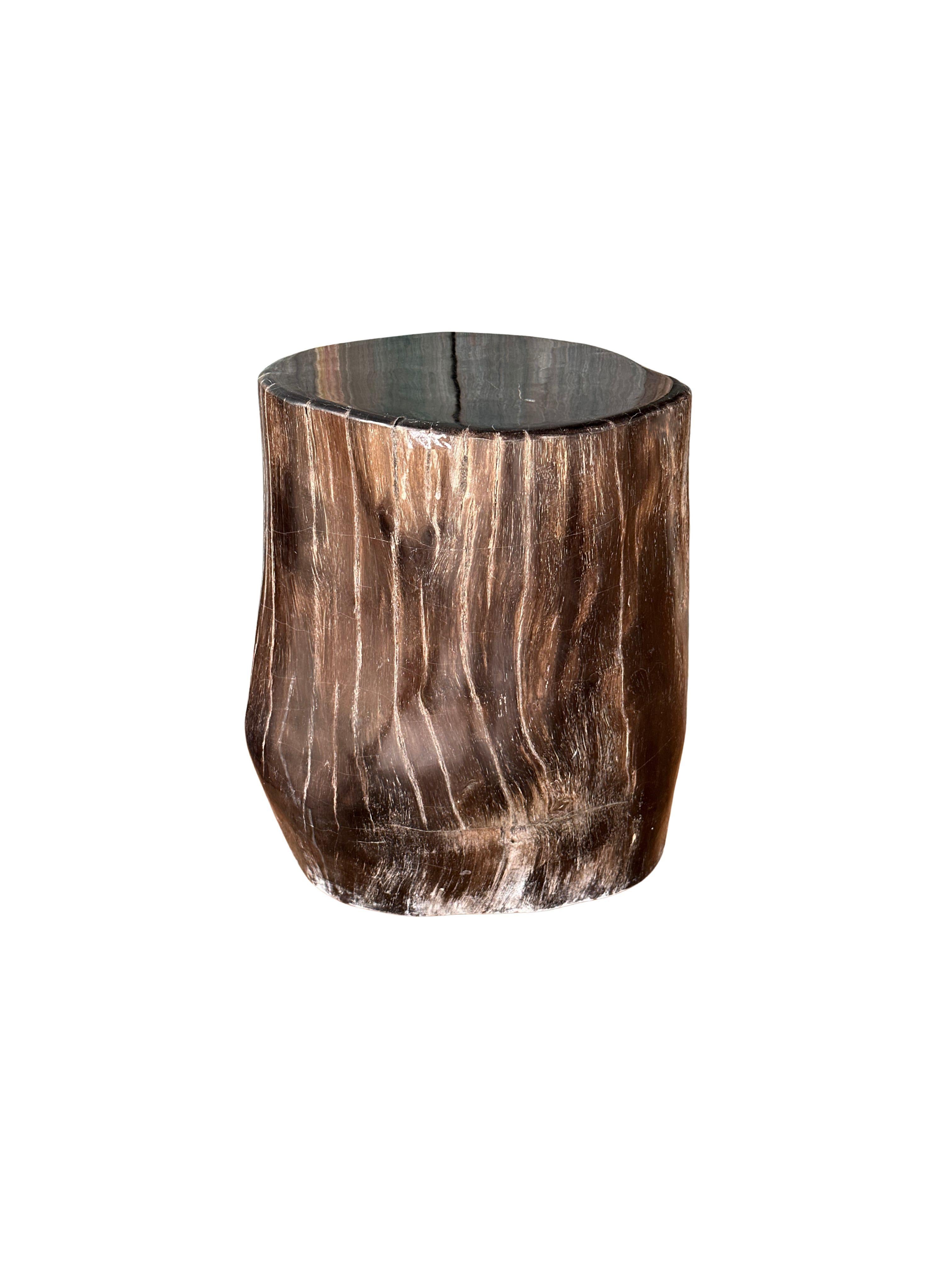 Poli Table d'appoint en Wood Wood pétrifié avec des textures étonnantes, The Modern Organic en vente