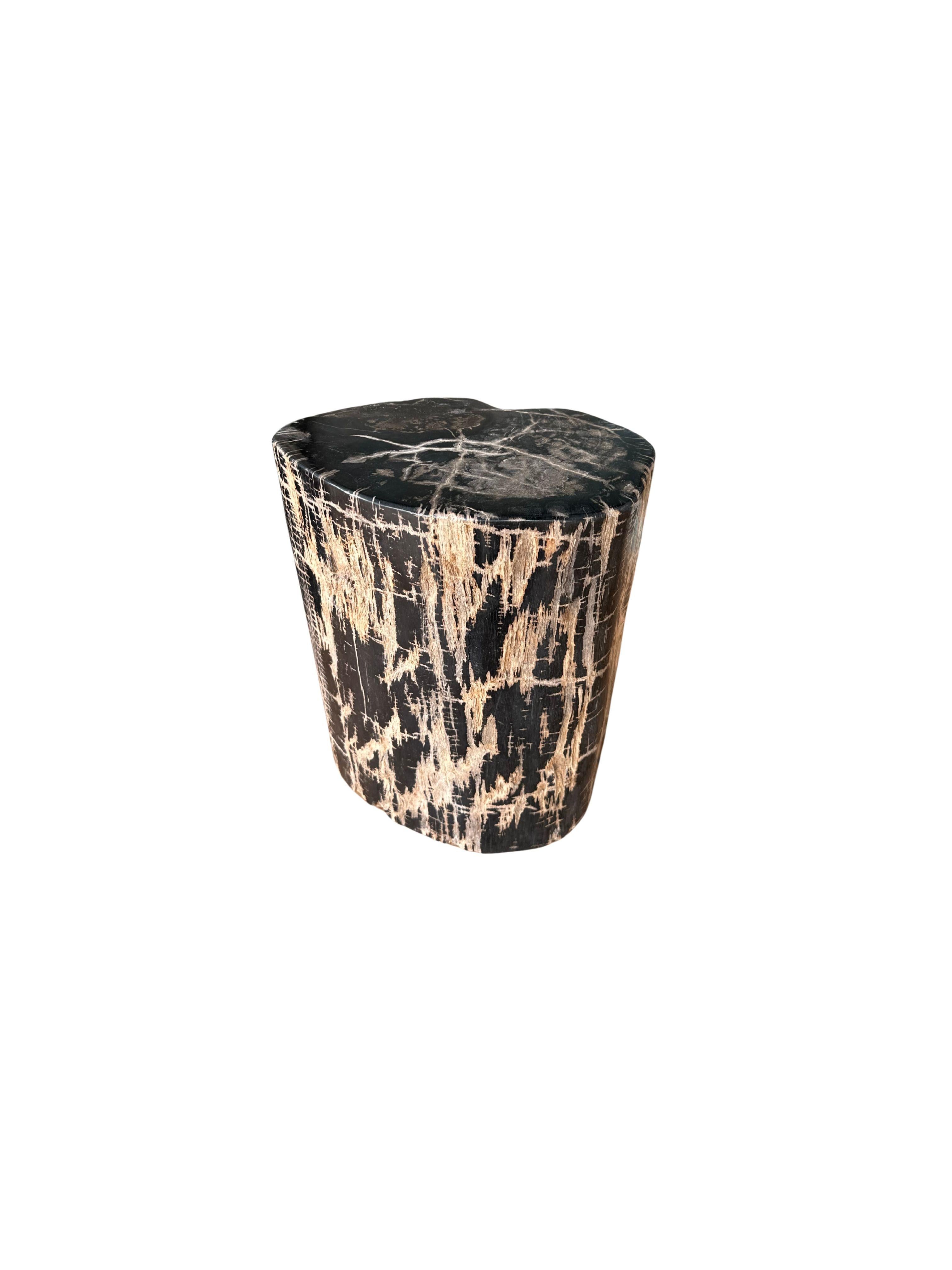 Poli Table d'appoint en Wood Wood pétrifié avec des textures étonnantes, The Modern Organic en vente