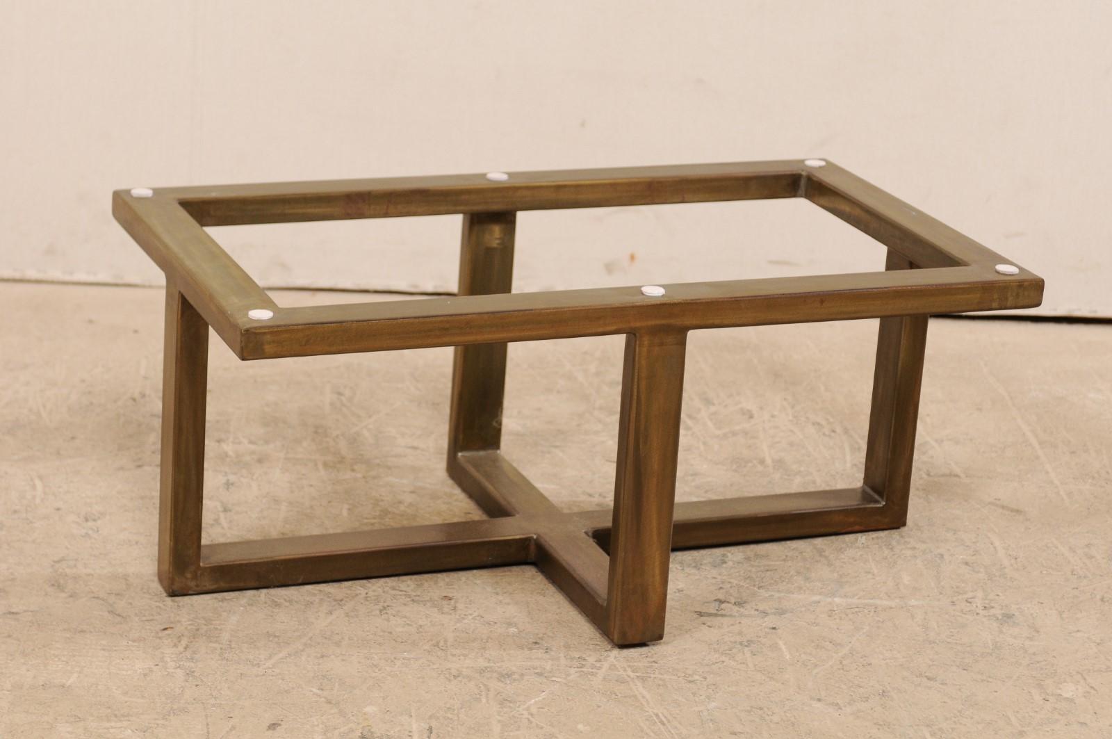 Table basse à plateau en bois pétrifié avec base en métal de style moderne en vente 5