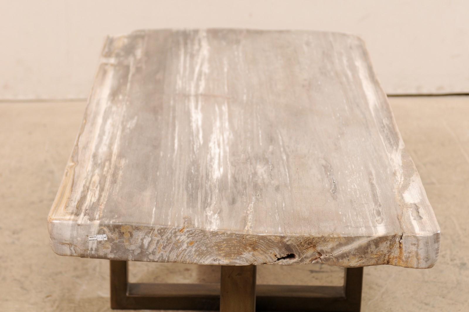 Métal Table basse à plateau en bois pétrifié avec base en métal de style moderne en vente