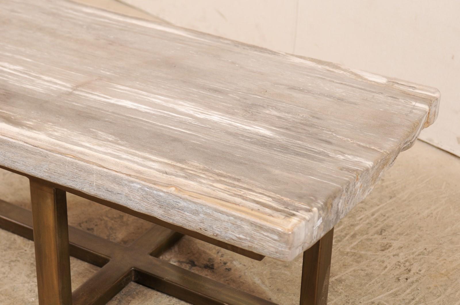 Table basse à plateau en bois pétrifié avec base en métal de style moderne en vente 1