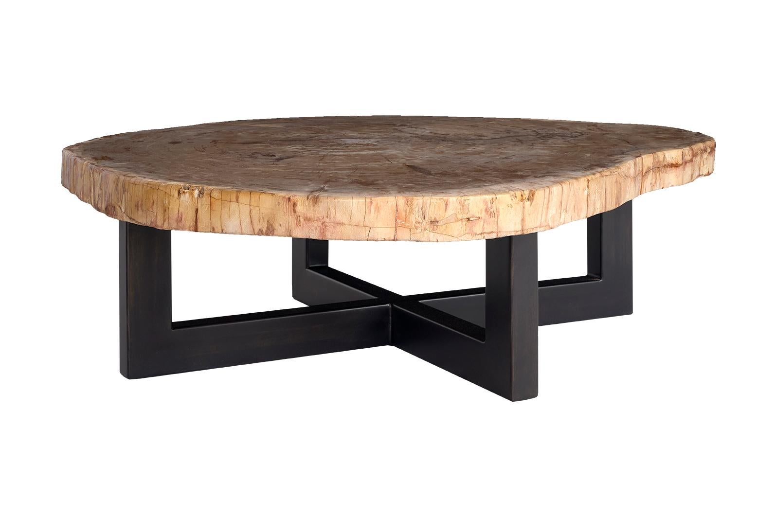 Organique Table basse en bois pétrifié sur base en acier en vente