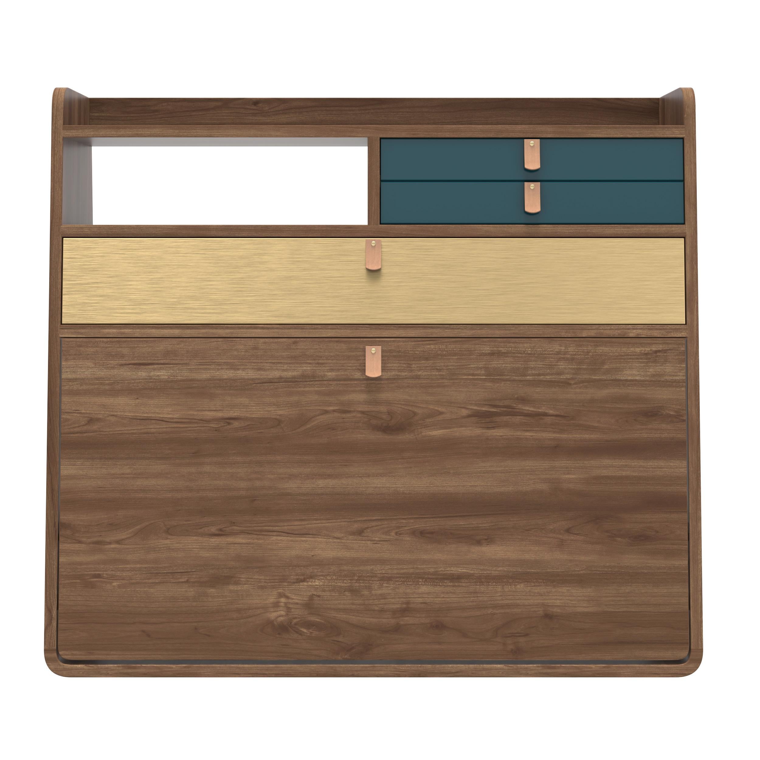 Cassetti blu petrolio Gaston Scrivania fluttuante 80 cm Nature Walnut di HARTO
Dimensioni: L 80 x P 32 x H 72 cm. 
Materiali: MDF impiallacciato, MDF laccato, Wood.
Peso: 27.5 kg

Bigli ha tutto ciò che serve a un bambino grande eppure occupa così