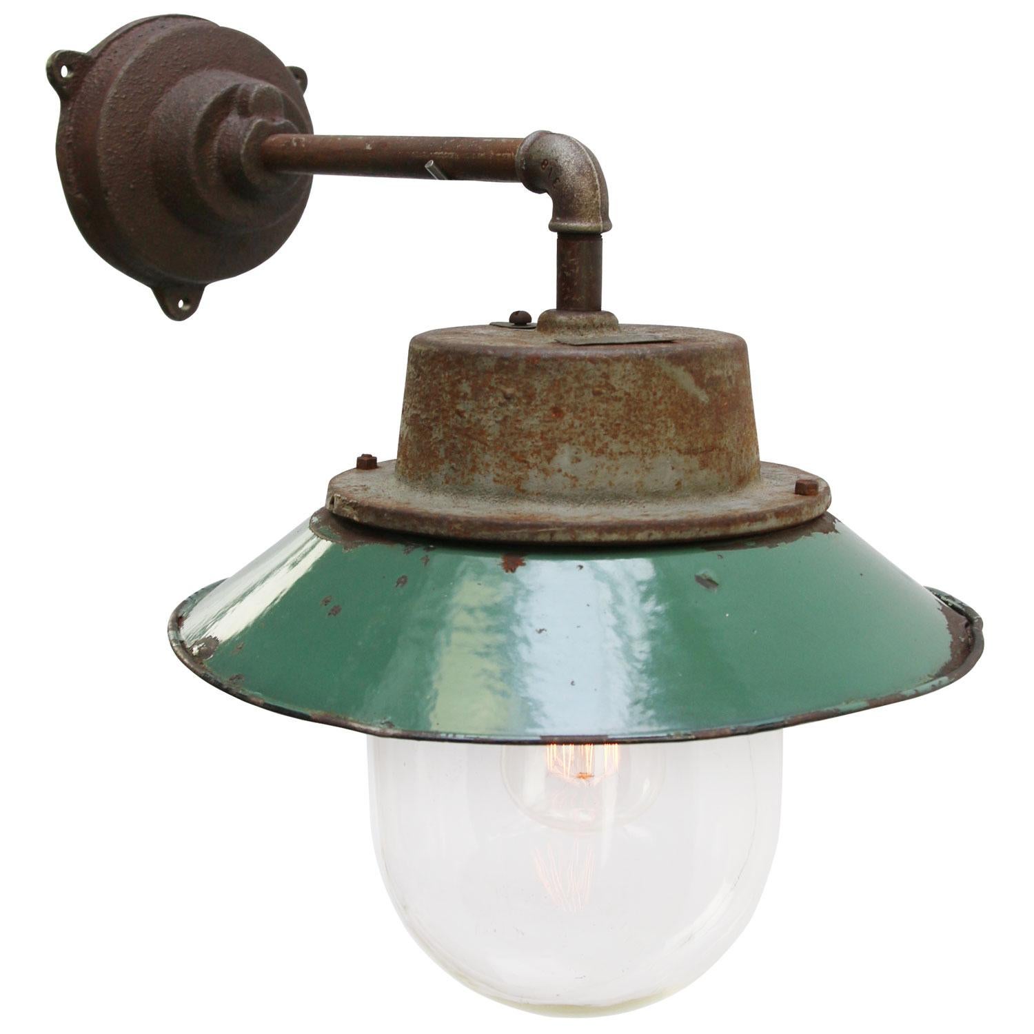 Petrol colored enamel industrial wall light with white interior.
Clear glass.

Measures: Diameter cast iron wall mount 12 cm, 3 holes to secure.

Weight: 6.70 kg / 14.8 lb

Priced per individual item. All lamps have been made suitable by