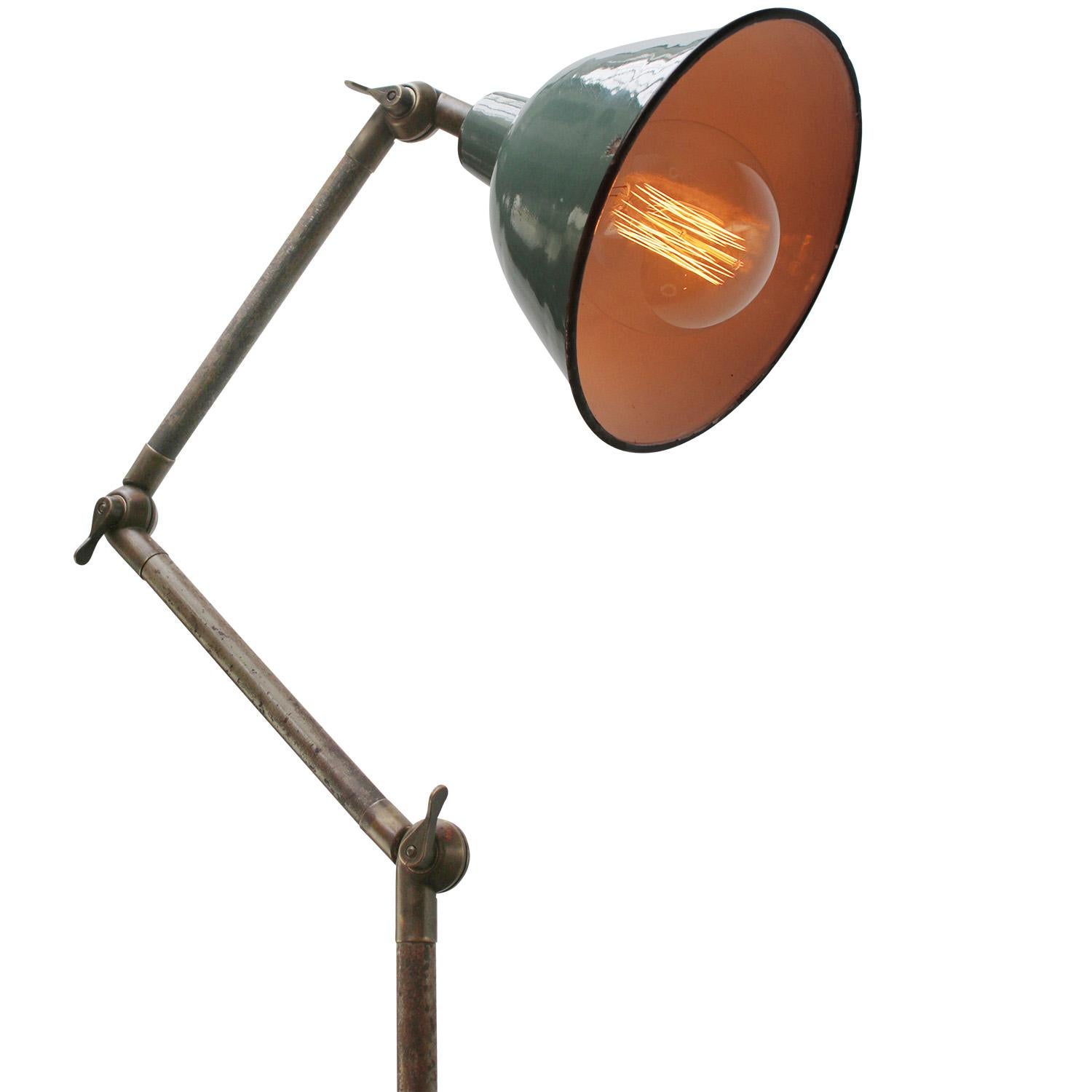 Petrol Enamel Vintage industrial workshop floor lamp
Cast iron with brass joints
Adjustable in angle.

Height to first joint 105 cm

Diameter foot 23 cm

Electric wire 2 meter / 80” with plug and floor switch

Available with UK / US plug

Priced per